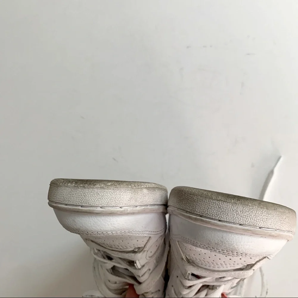 Nike Force white unisex sneakers Size 5.5Y is equivalent to a women’s size 6.5-7